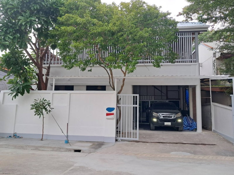 Houses for sale : [Sale] Lakeside House, Sammakorn Ramkhamhaeng Village (Renovating) Full facilities, market, department store, restaurants, school