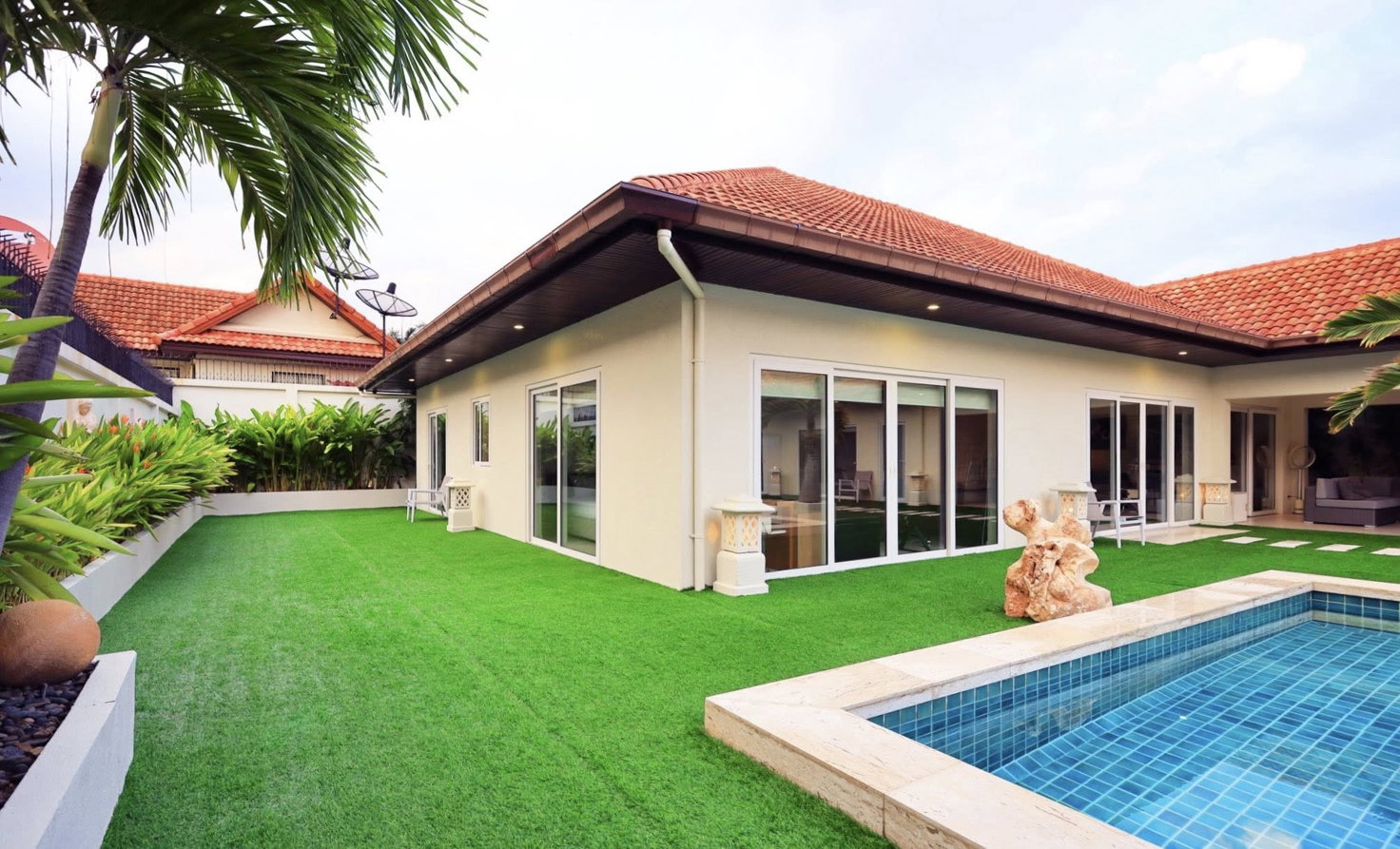 รูป Spacious 6-Bed Luxury Pool Villa for Rent – Prime Jomtien Beach - รูปที่ 4/21