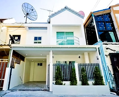 ทาวน์โฮม พิพิธภัณฑ์ยางพารา  : Modern 2-Storey Townhouse for Sale in Thepprasit