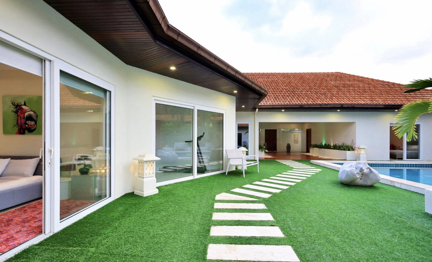 รูป Spacious 6-Bed Luxury Pool Villa for Rent – Prime Jomtien Beach - รูปที่ 5/21