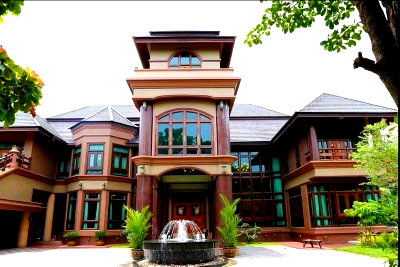 Houses for sale Kasetsart University Si Racha Campus : Luxury mansion for sale in Sriracha, fully furnished with teak and mahogany wood.