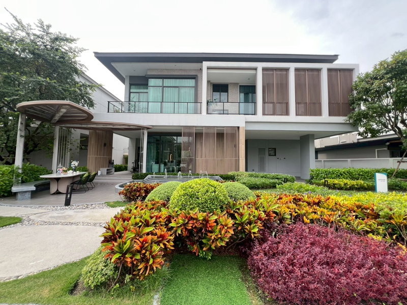 Houses for sale : Large detached house in a prime location in Bangna, Bangkok Boulevard Bangna KM.5.