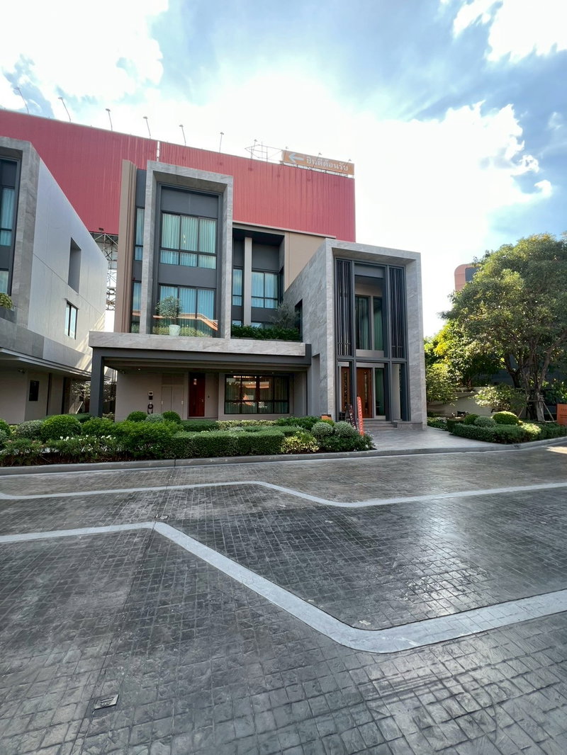 Houses for sale : A luxurious 3-story mansion, part of the NEW SERIES at the GRAND BANGKOK BOULEVARD Yard BANGNA project. Exclusive to only 31 families. By SC ASSET.
