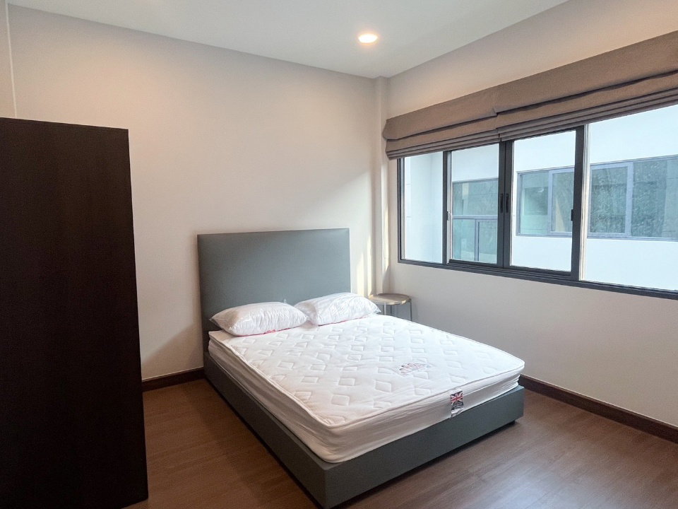 รูป 🏢บ้านหรู ใจกลางเมือง🏢ให้เช่าบ้านโครงการ The City บางนา ตกแต่งเฟอร์นิเจอร์ครบ โลเคชั่นติด mega bangna ห้องรับแขก double volume RW007292 - รูปที่ 11/16