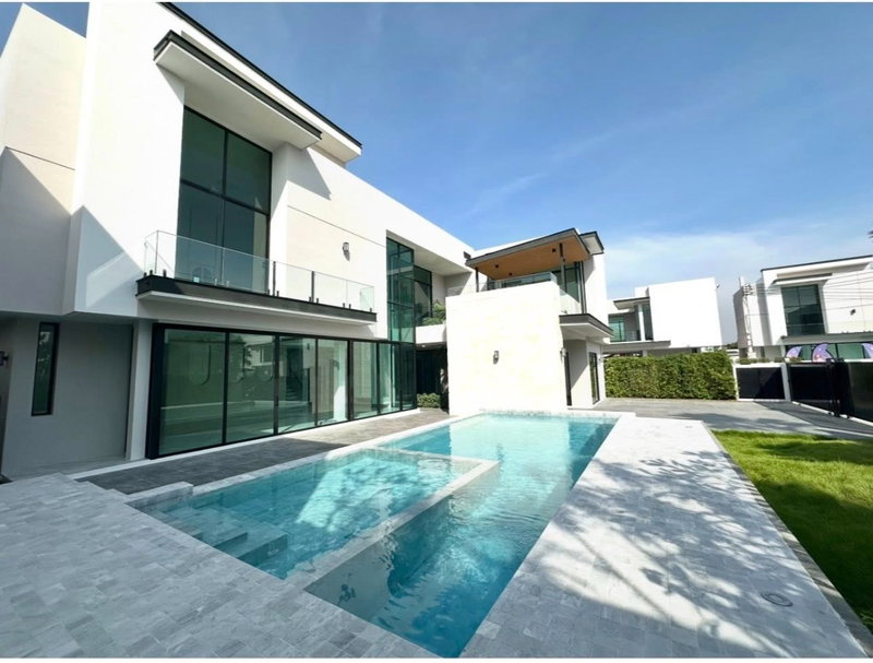 Houses for sale : P0395 Brand New Luxury Pool Villa for Sale – 2-Storey The Master Ekkamai–Ramintra