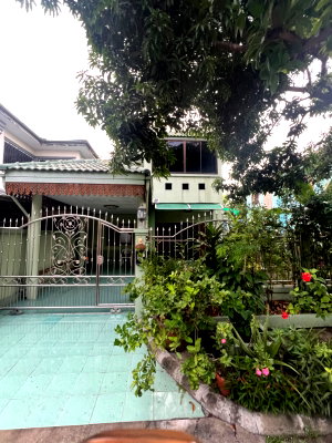 บ้านแฝด ถนนรังสิต-นครนายก : ขาย บ้านแฝด หมู่บ้านพรพิมาน (ติดถนนกาญจนาภิเษก) 47 ตร.ว. 2 ชั้น 4 นอน 2 น้ำ จอดรถได้ 1 คัน ถนนหน้าบ้านกว้าง เข้าออกได้สองทาง