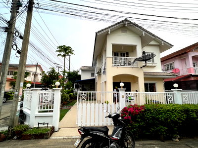 บ้านเดี่ยว ถนนรังสิต-นครนายก : ขายขาดทุน บ้านเดี่ยว หมู่บ้านพรพิมาน เข้าออกได้ 2 ทาง 2 ชั้น 52 ตร.ว. หลังมุม 3 นอน 2 น้ำ ต่อเติมครัวหลังบ้าน