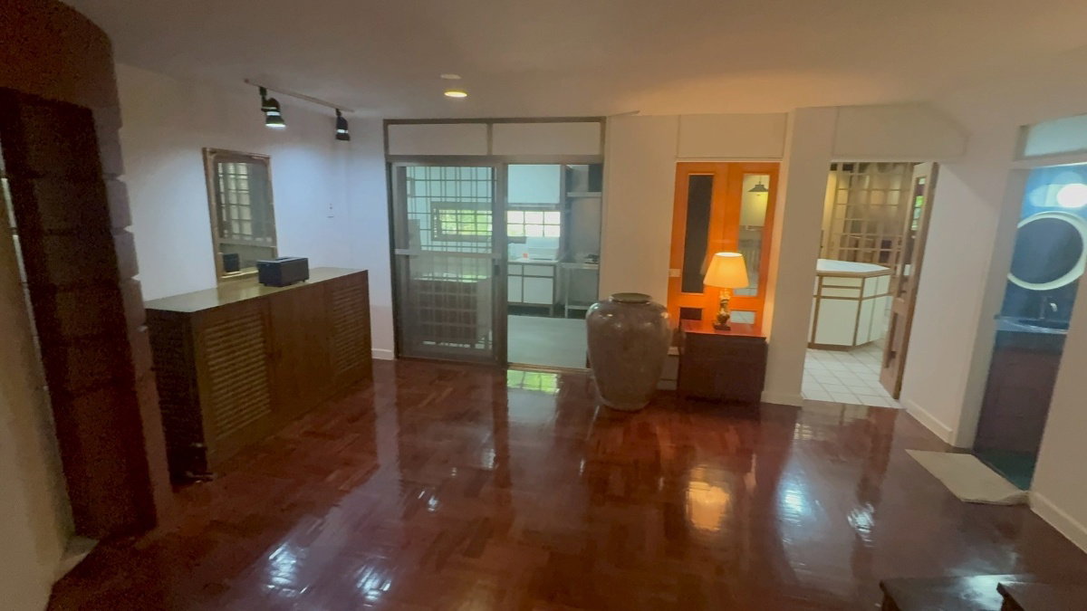 picture Large Detached House near Thonglor & Expressway - 2/15