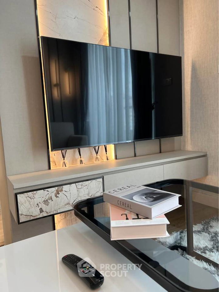picture 2-BR Condo The Kris Ratchada 17, 400m to MRT Sutthisan (ID 2482567) - 4/16