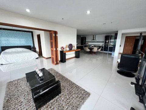 Baan Haad Uthong Condo 3 Bedroom for Sale at Pratumnak
