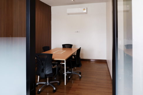 ห้องประชุม/สำนักงาน ให้เช่า ที่ ไอเพลส บิซิเนส พาร์ค แหลมฉบัง ใกล้กับท่าเรือแหลมฉบัง ขนาด 12 ตร.ม. ราคา 8,000 บาทต่อเดือน