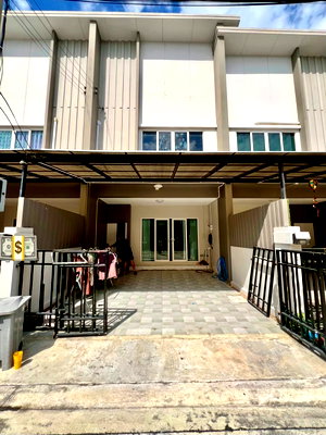 Townhouses for sale : Beautiful, ready-to-move-in townhome on the main road, Wacharaphol-Sukhaphiban 5. Priced at 2.45 million baht. An unbeatable deal!