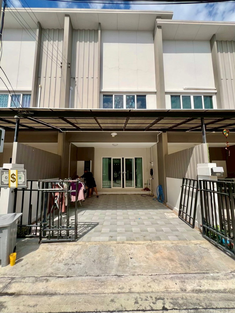 Townhouses for sale : Beautiful, ready-to-move-in townhome on the main road, Wacharaphol-Sukhaphiban 5. Priced at 2.45 million baht. An unbeatable deal!