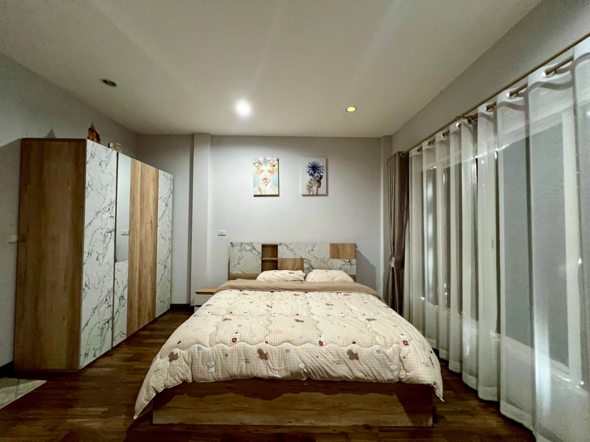 รูป ทาวน์โฮมสวยพร้อมอยู่ ติดถนนหลัก วัชรพล–สุขาภิบาล 5 ราคา 2.45 ล้าน คุ้มเกินหา - รูปที่ 11/15