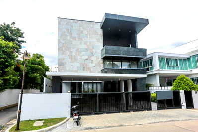 ขายบ้านเดี่ยว : 🏡 ขายบ้านเดี่ยว 3 ชั้น สร้างใหม่ | วงศ์สว่าง ✨ สไตล์โมเดิร์น | 🏊‍♂️ มีสระว่ายน้ำส่วนตัว  มีลิฟท์ครบทั้ง 3 ชั้น