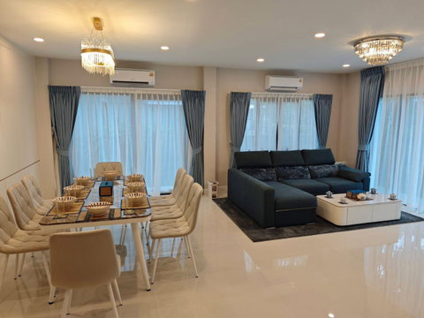 ให้เช่าCentro วิภาวดี บ้านเดี่ยว โซนใกล้สวน ใกล้ Harrow 4 นอน 5 น้ำ   274 ตรม  เนื้อที่ 64.2 ตรว. จอดรถ 3 คัน  ทิศเหนือ  เฟอร์นิเจอร์ครบ