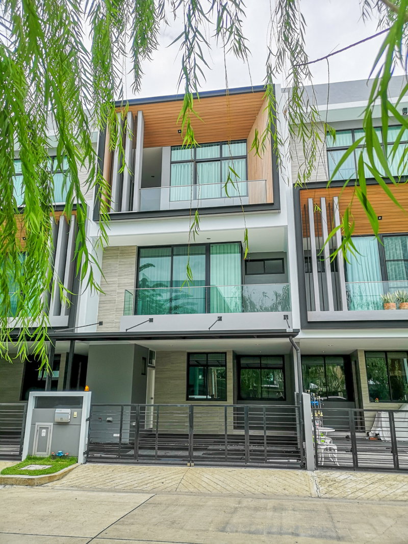 บ้านเดี่ยวให้เช่า : Modern Luxury TownHome⭐3 Bedroom⭐Krungthep Kreetha Road 