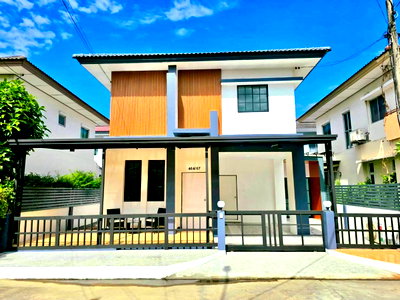 ขายบ้านแฝด : บ้านแฝด รีโนเวทใหม่ สวย พร้อมอยู่ หมู่บ้านพร้อมพัฒน์ กรีนโนวา ซ.14 ถ.ปัญญาเนเชอรัลปาร์ค แขวงสามวาตะวันตก เขตคลองสามวา มีเฟอร์นิเจอร์ พร้อมอยู่
