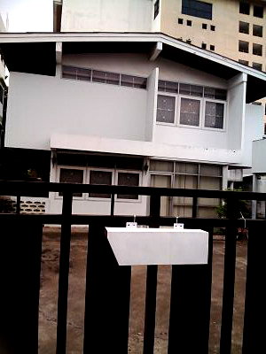 บ้านเดี่ยว พระโขนงใต้ : ขายบ้านพระโขนง สามารถทำเป็นอพาร์ตเม้นท์5-7ชั้น ถนนในซอยลัดไปเส้นพัฒนาการได้   หรือที่พักอาศัย เข้าซอยไม่ลึก ใกล้สี่แยกคลองตัน-ถนนเพชรบุรี พระโขนง