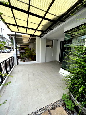 ทาวน์โฮม MRT ศูนย์วัฒนธรรมแห่งประเทศไทย : 🏡 ขายทาวน์โฮม 3 ชั้น หลังมุม | ใจกลางรัชดาภิเษก ✨ พร้อมแอร์ & เฟอร์นิเจอร์บิ้วอินทั้งหลัง | 🌿 ห้องมุม โปร่ง เป็นส่วนตัว