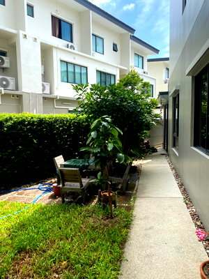 Townhouses for sale : ✨ Perfect for living, home office, or investment  A spacious 3-storey townhome in a prime location,   close to MRT Purple Line