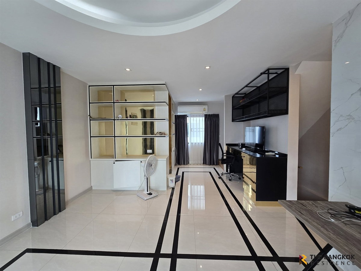 รูป District Ekkamai-Ramintra 💎 ดีไซน์ Modern Luxury ตกแต่งบิ้วอินทั้งหลัง 💖  - รูปที่ 4/8