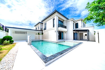 Houses for sale Frost Magical Ice of Siam : Two-Storey Pool Villa for Sale in East Pattaya