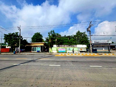 Land for sale Nawamintrachinuthit Benjamarachalai School : Land for Sale: 2 rai 1 ngan 42 square wah Located on Hathairat Road, Soi 37–39