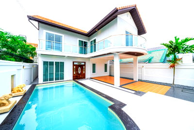 Houses for sale Rubberland : 2-Storey Pool Villa for Sale in Pattaya near Pratumnak Thepprasit Area and convenient