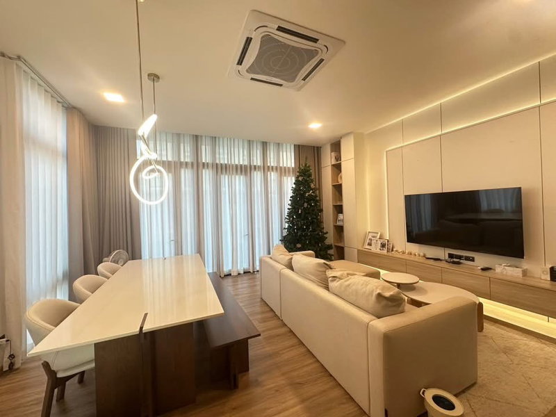 Townhouses for rent : Patio Ratchayothin