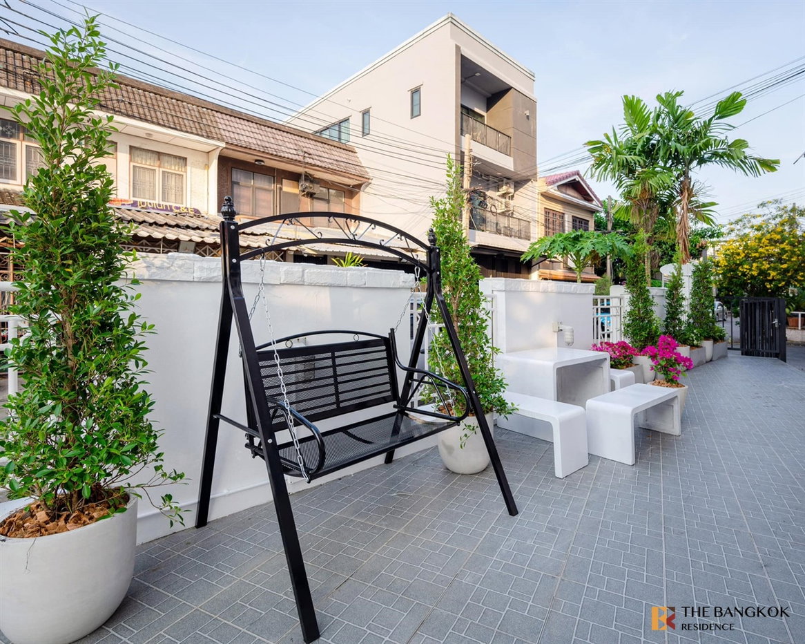 รูป  Bussarakam Place 🏡 ทาวน์โฮมพูลวิลล่า 4 ชั้น พร้อมสระว่ายน้ำ ใจกลางกรุงเทพ! 🤽🏻‍♂️  - รูปที่ 8/8
