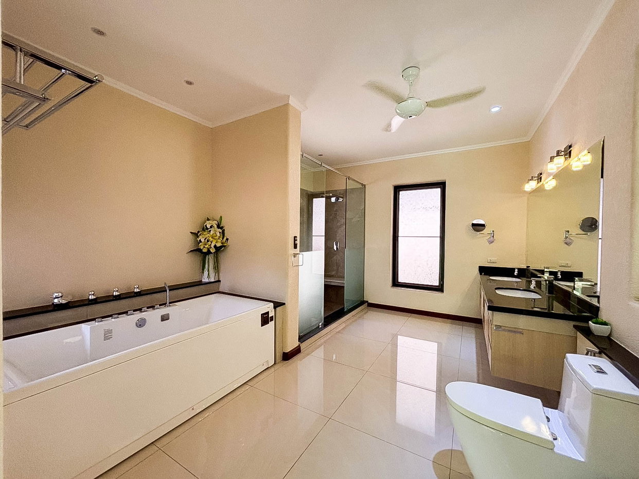 picture Large luxury pool villas for rent in ​​Mabprachan, East Pattaya - 19/25
