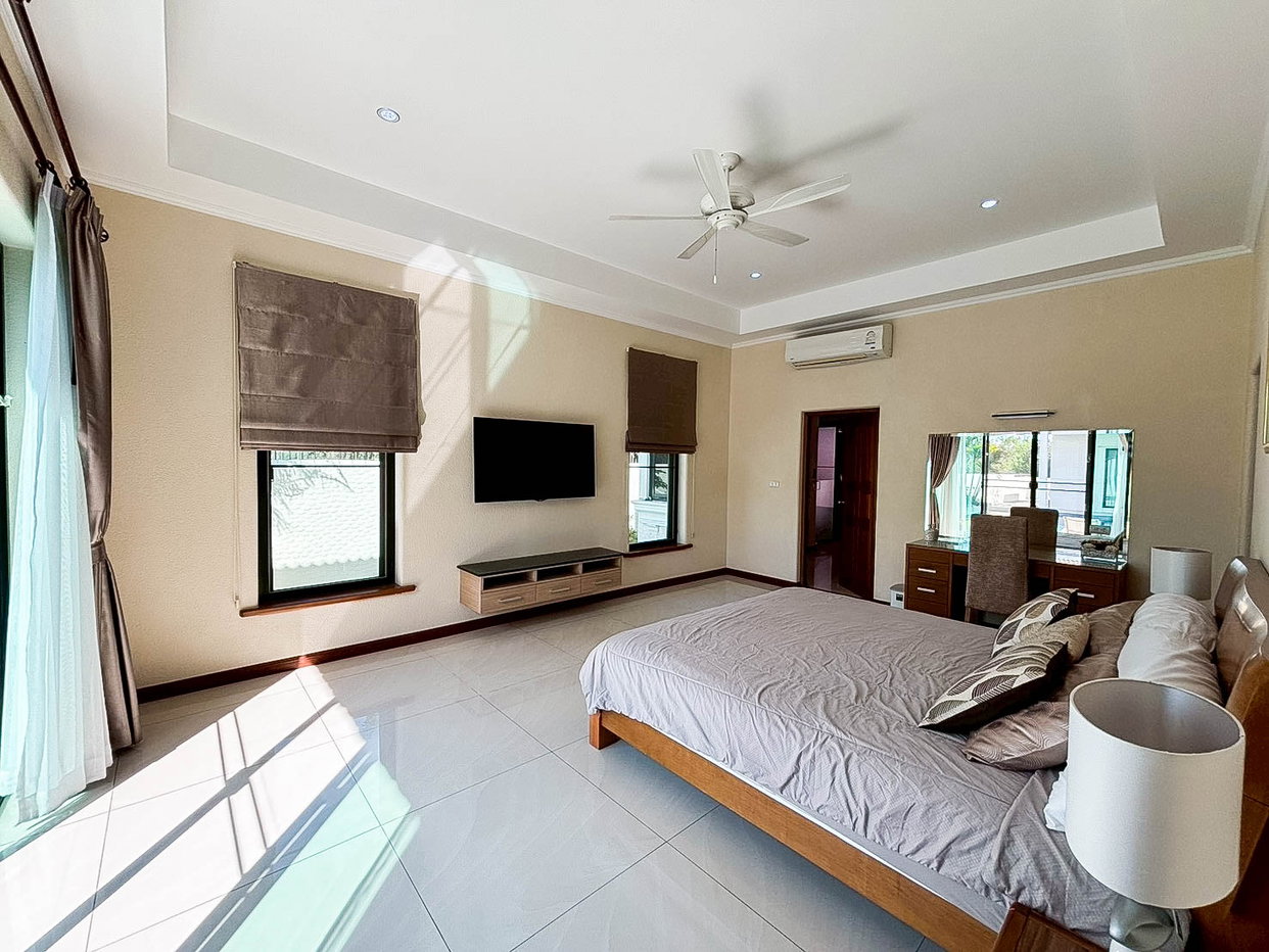 picture Large luxury pool villas for rent in ​​Mabprachan, East Pattaya - 16/25