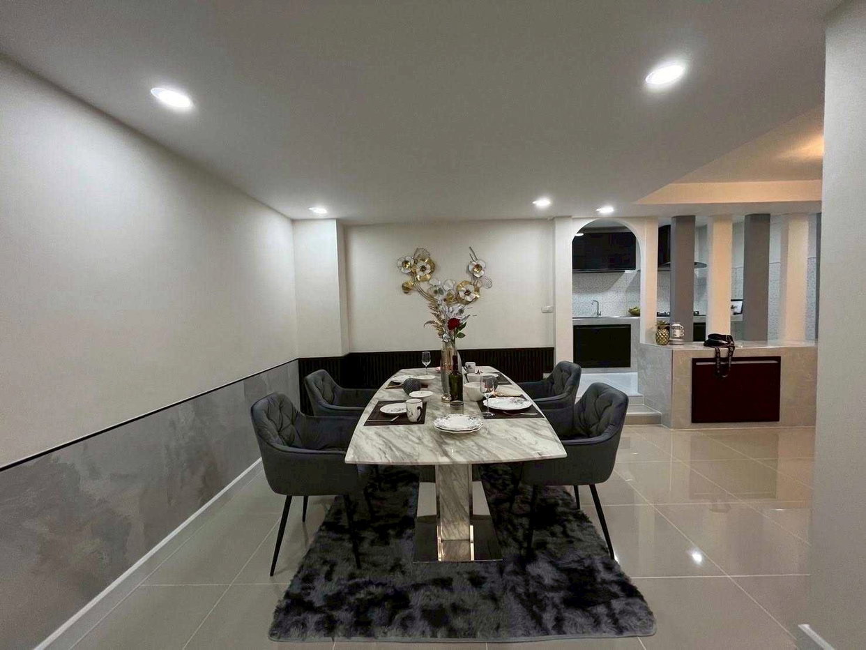 picture LTHC13849 – Townhouse for Sale | Sathu Pradit 29 | 200 sqm | 3 Beds 2 Baths | Near BTS Surasak | 8.89MB  - 5/20