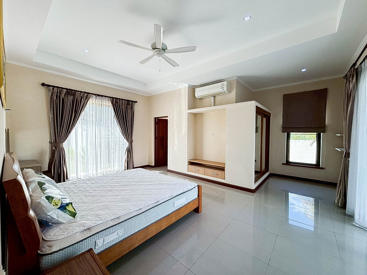 picture Large luxury pool villas for rent in ​​Mabprachan, East Pattaya - 15/25