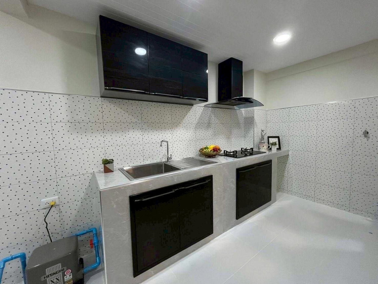 picture LTHC13849 – Townhouse for Sale | Sathu Pradit 29 | 200 sqm | 3 Beds 2 Baths | Near BTS Surasak | 8.89MB  - 2/20