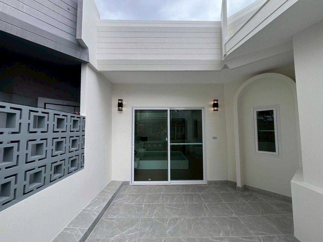 picture LTHC13849 – Townhouse for Sale | Sathu Pradit 29 | 200 sqm | 3 Beds 2 Baths | Near BTS Surasak | 8.89MB  - 11/20