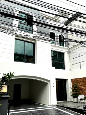 Townhouses for rent Thonburi Vocational College : LTHC13847 – Townhouse for Rent | Ekkamai 12 | 435 sqm | 5 Beds 6 Baths | Near BTS Ekkamai | 160K/Month | ทาวน์เฮาส์ให้เช่า เอกมัย 12
