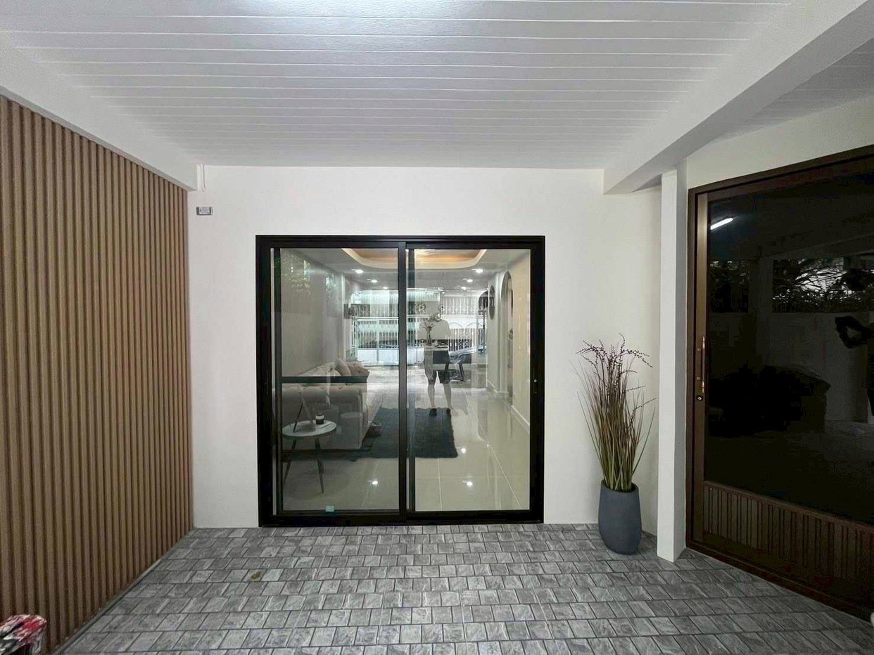 picture LTHC13849 – Townhouse for Sale | Sathu Pradit 29 | 200 sqm | 3 Beds 2 Baths | Near BTS Surasak | 8.89MB  - 6/20