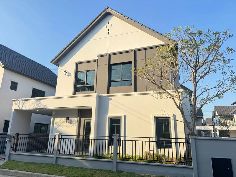 Houses for sale : 🏡 Luxury Single House for Sale – Centro Bangna, next to Mega Bangna Prime location with easy access to shopping malls and full facilities.