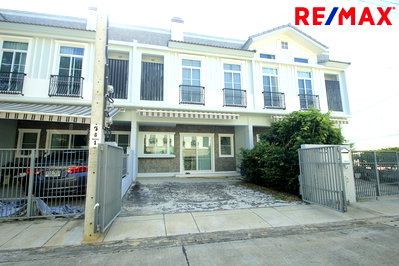 Townhouses for sale Phra Samut Jadee Samut Prakarn : Townhouse Villaggio Pracha Uthit 90 Land and House House The house is ready to move in. Fully furnished and includes air conditioning, 21.4 sq m, at
