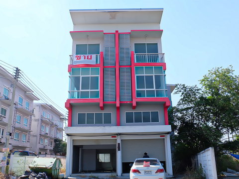 ขาย อาคารพาณิชย์ 3 ชั้นครึ่ง 2 คูหา ติดถนนมอเตอร์เวย์ ใกล้แยกหนองยายบู่ ศรีราชา 2 งาน, 18.3 ตร.ว.