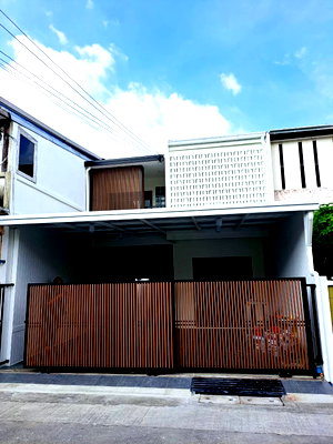 Townhouses for sale : Large townhouse, newly renovated throughout.