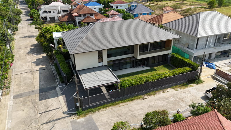 Houses for sale : Newly Renovated Modern Style, For Sale: Evergreen Ville Bangna-Trat 56.