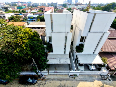 บ้านเดี่ยว ม.รามคำแหง : บ้านเดี่ยว 4.5 ชั้น พร้อมสระว่ายน้ำ & Rooftop โครงการหรู Signature W ทำเลหลัง The Nine เพียงแค่ 300 เมตร ใกล้ ทางด่วน พระราม 9 และ มอเตอร์เวย์