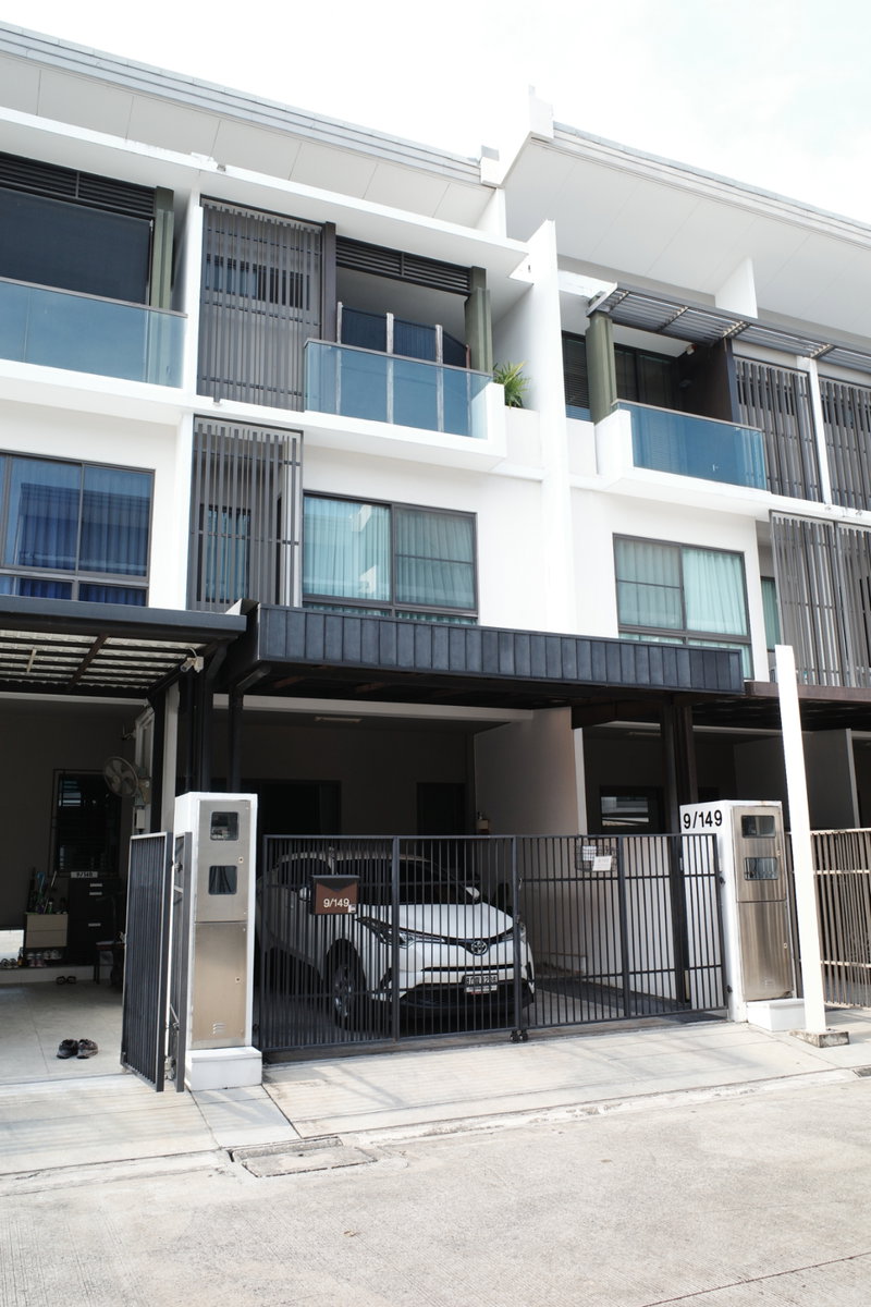 Townhouses for sale : Townhome for sale Landmark Ekkamai-Ramintra Tel.0999983897