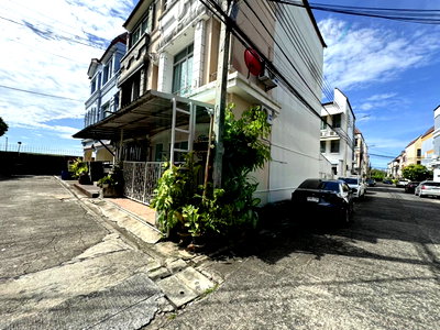 Townhouses for sale Bangna Commercial College : 📌 For Sell Town house BAAN KLANG MUANG SRINAKARIN 3-story 3 bedroom 4 bathroom