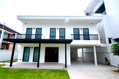 Houses for rent : Pet Friendly House in Soi Pattanakarn 50 4 bedroom 300 Sq.m. Fully Furnished Ready to move in 