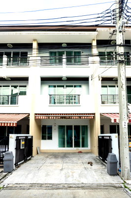 ทาวน์โฮมให้เช่า : บ้านให้เช่า Baan Klang Muang Lat Phrao 71 พร้อมเข้าอยู่สนใจติดต่อ Line @goodmanpro หรือ โทร 0999029192