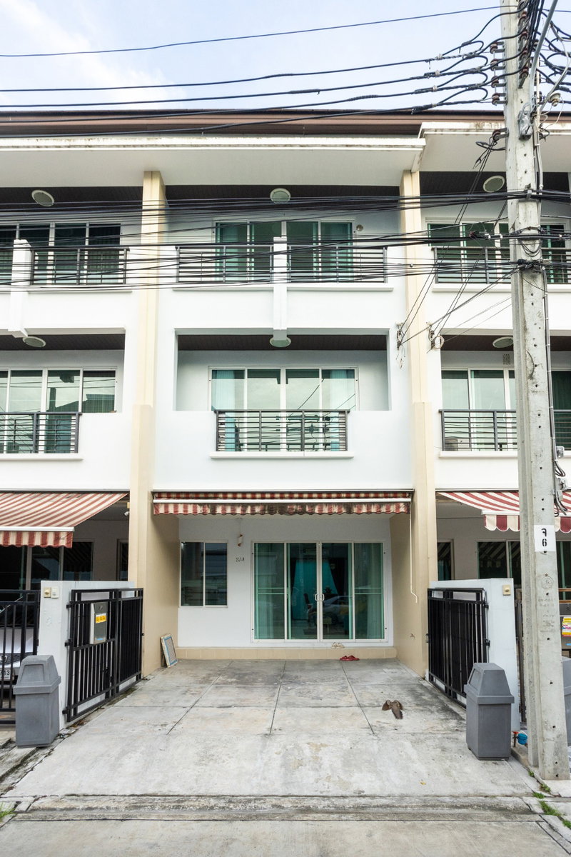 Townhouses for rent : House for rent Baan Klang Muang Lat Phrao 71, ready to move in. If interested, contact Line @goodmanpro or call 0999029192.